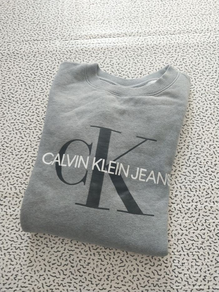 sweat calvin klein jeans gris logo ck – taille s – basique premium comfy