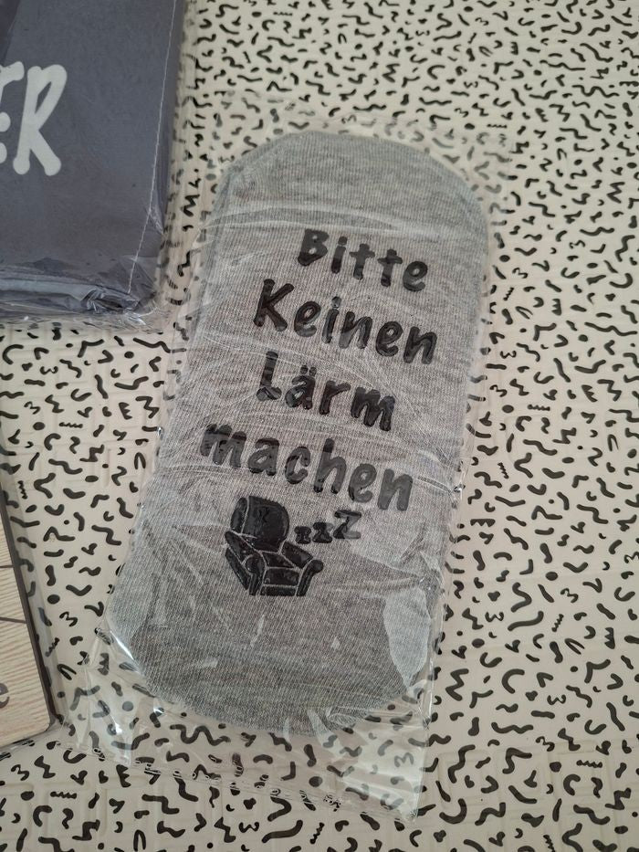 Lot cadeau Papa humour allemand – boîte cadeau, plaque déco et chaussettes neuves
