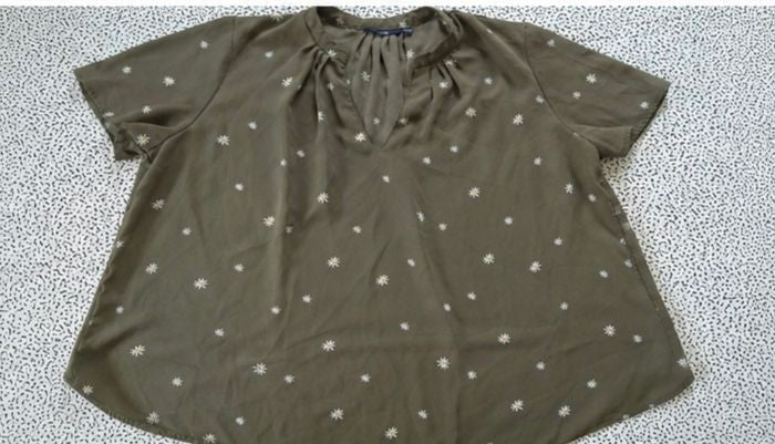 Blouse femme kaki à fleurs marguerites Kiabi T42/44 manches courtes