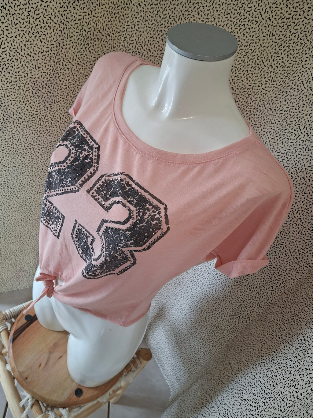 🌸 Top femme rose Pink Studio – motif 23 strass – noué devant M