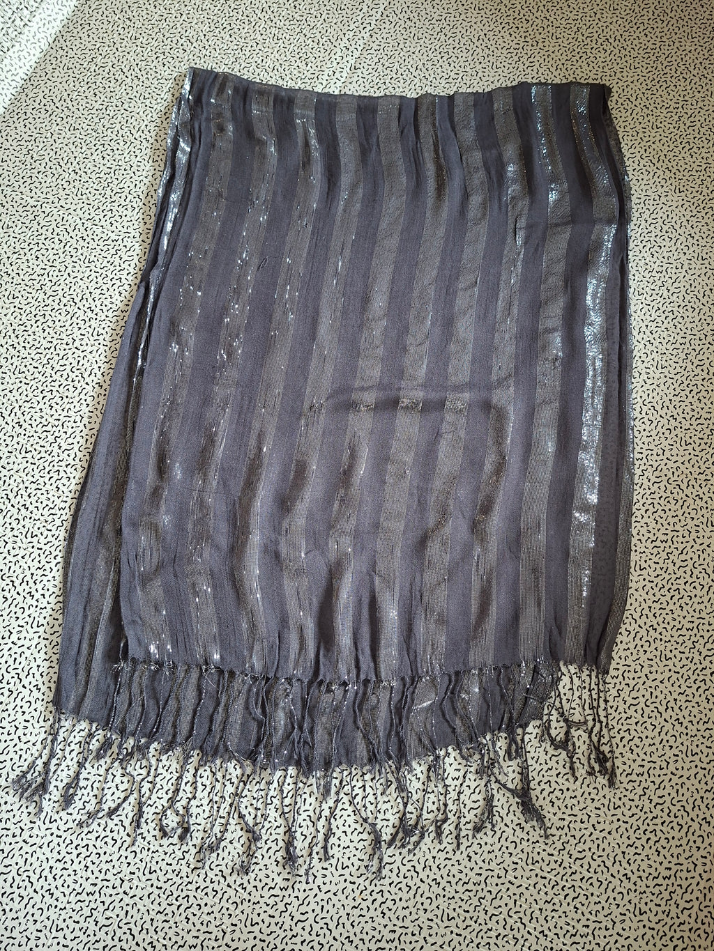 Grande étole femme gris anthracite rayures argentées