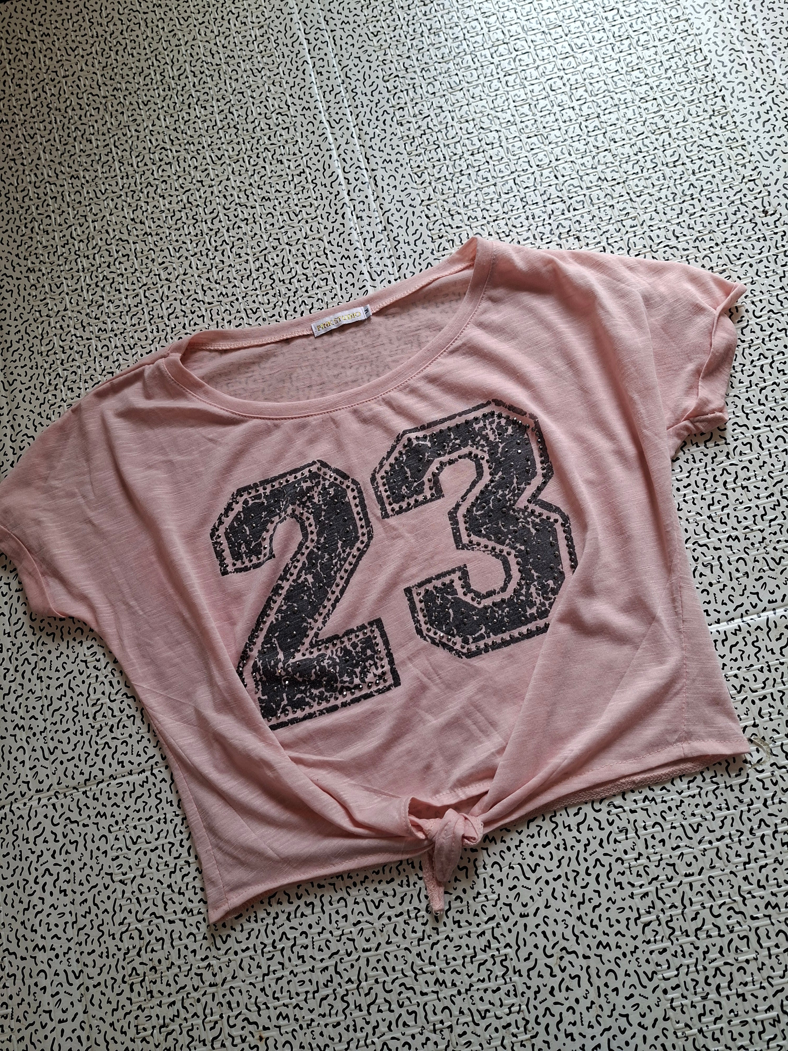 🌸 Top femme rose Pink Studio – motif 23 strass – noué devant M