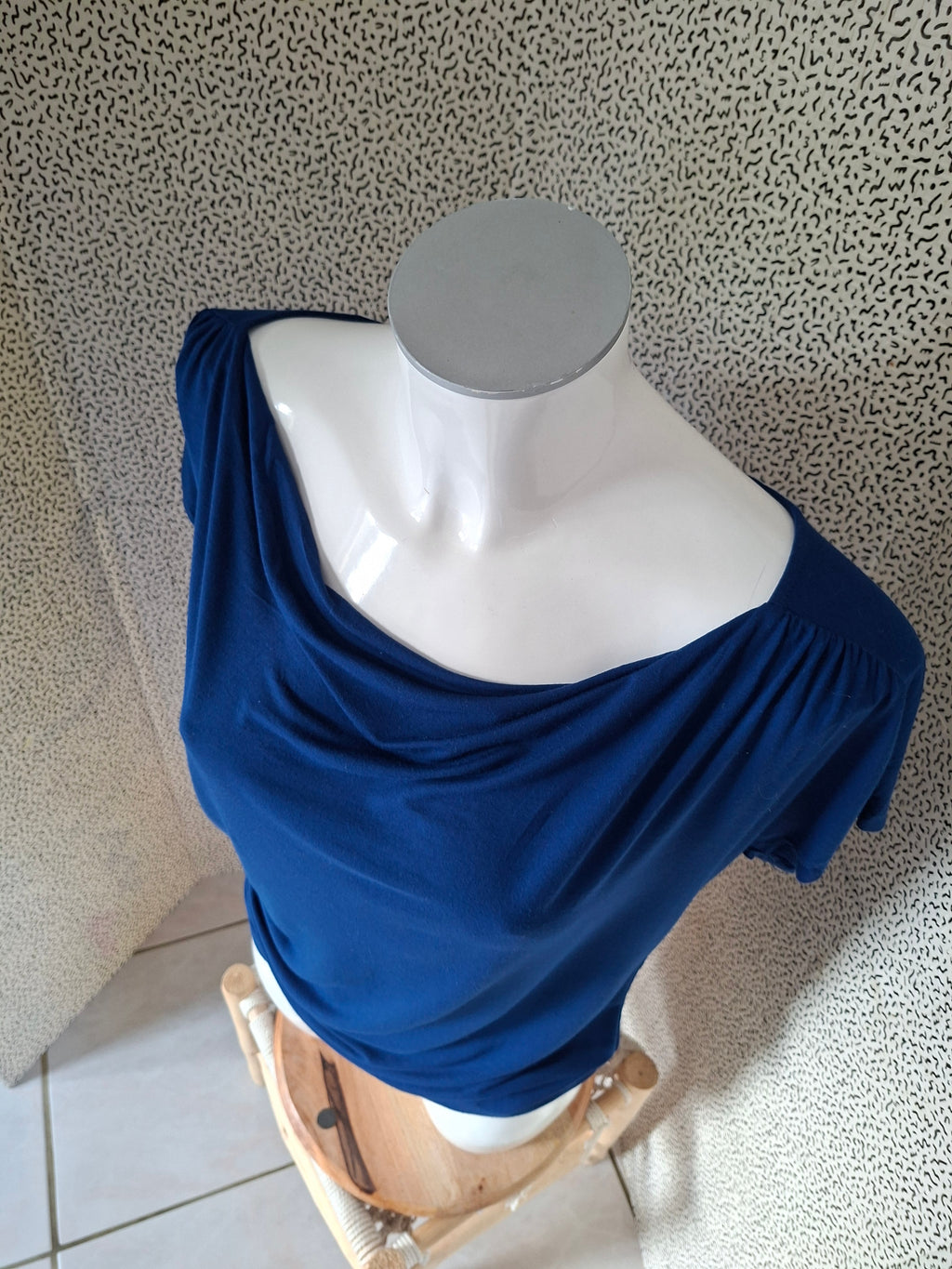 Top femme Cache Cache bleu – col bénitier drapé – fluide T40