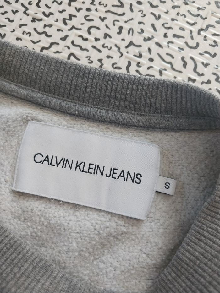 sweat calvin klein jeans gris logo ck – taille s – basique premium comfy