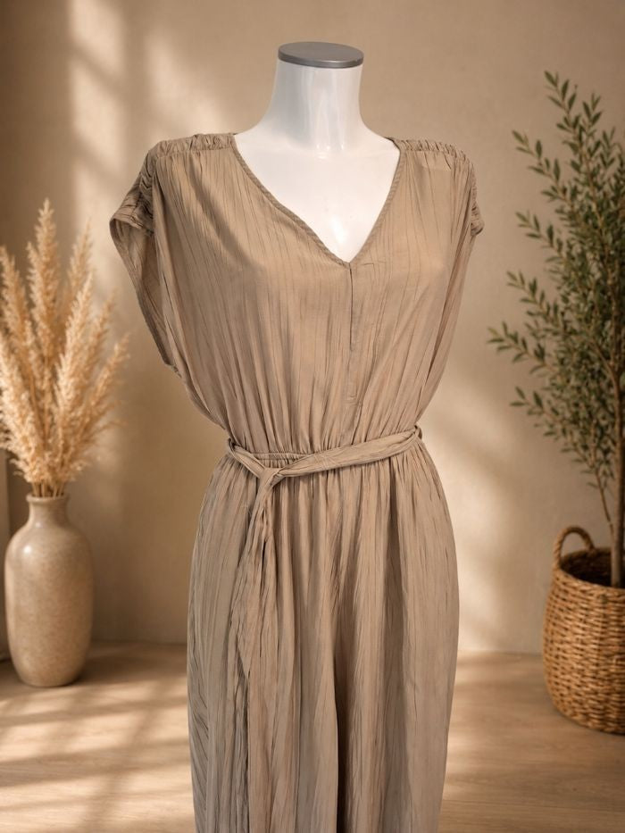 Combinaison plissée Grade & Gather beige sable ceinturée T.S neuve avec étiquette