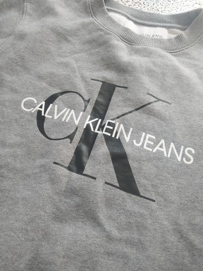 sweat calvin klein jeans gris logo ck – taille s – basique premium comfy