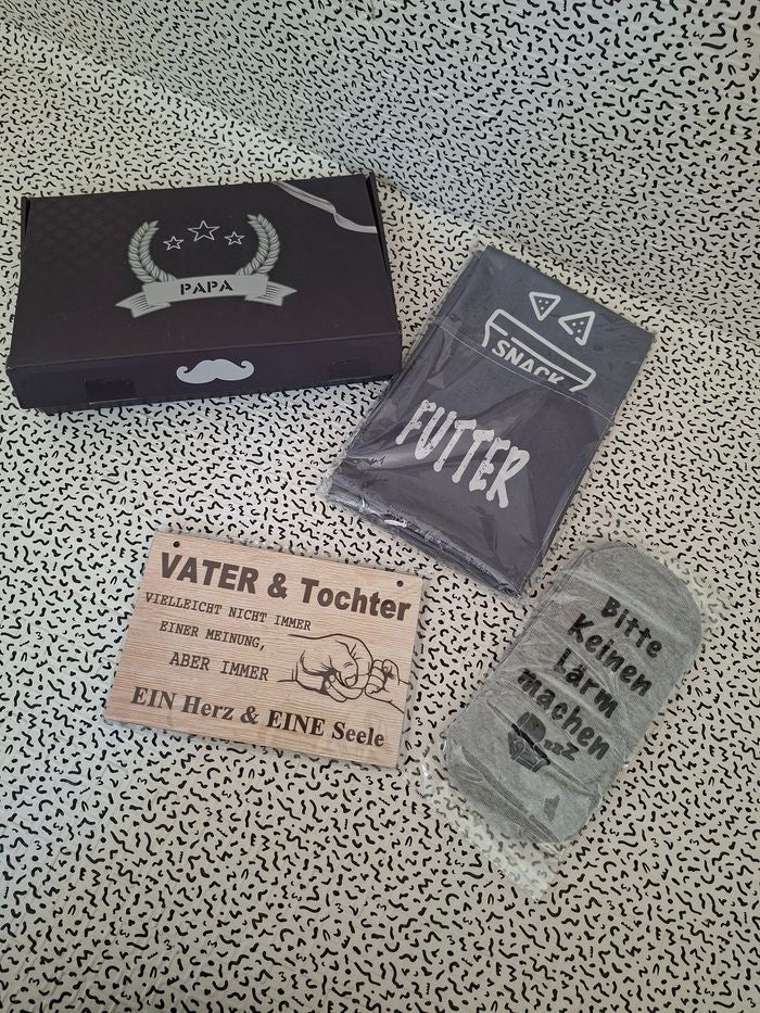 Lot cadeau Papa humour allemand - boîte cadeau, plaque déco et chaussettes neuves