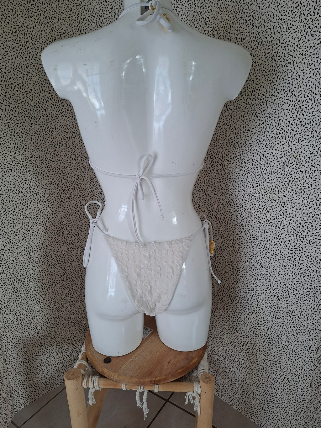 Bikini blanc texturé coquillages dorés – Taille S – Neuf