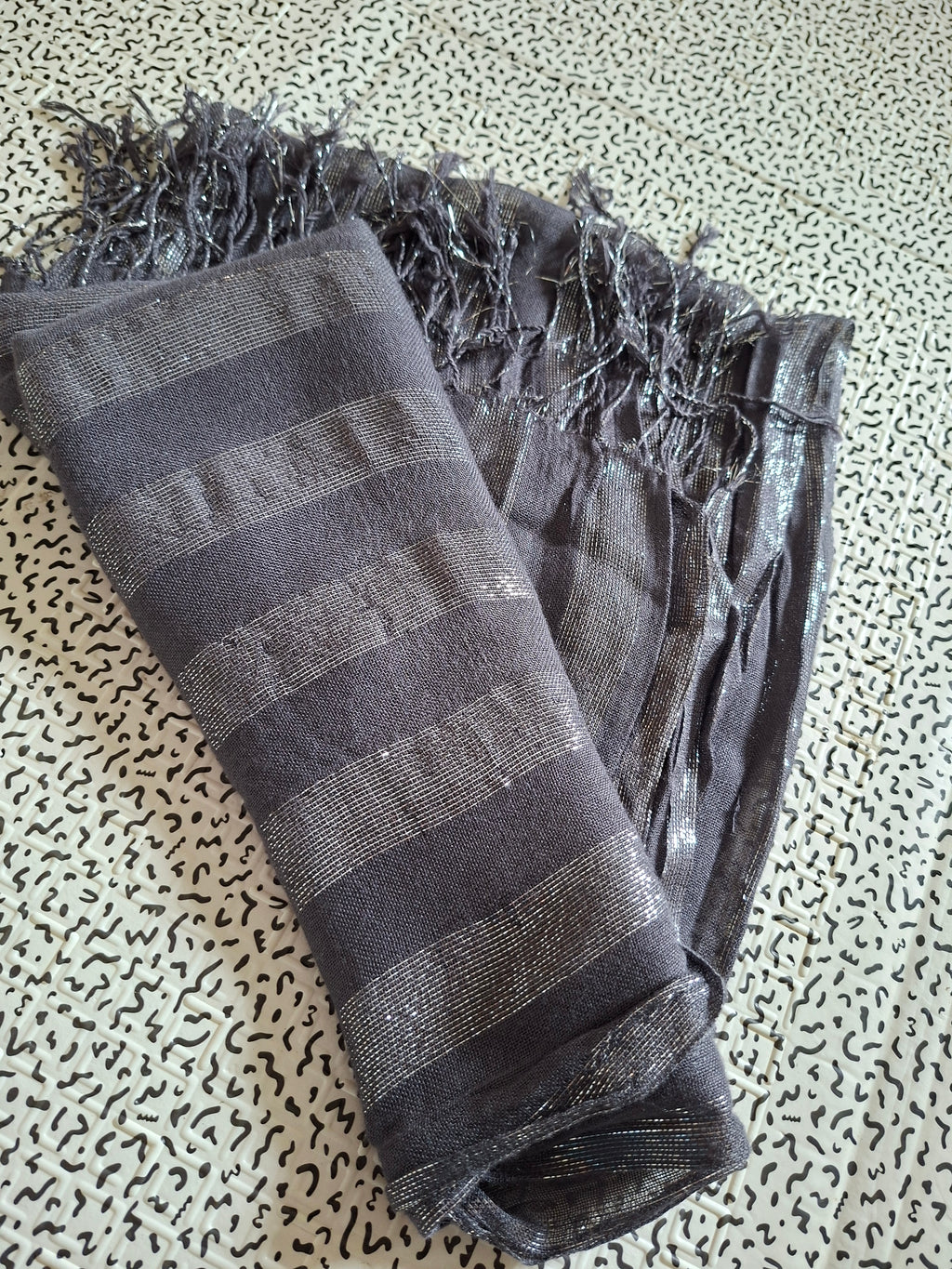 Grande étole femme gris anthracite rayures argentées